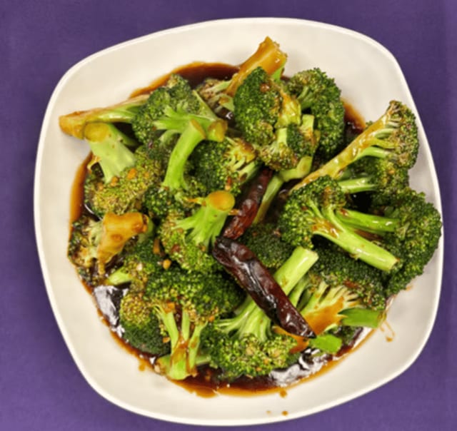 V2. Broccoli in Garlic Sauce.