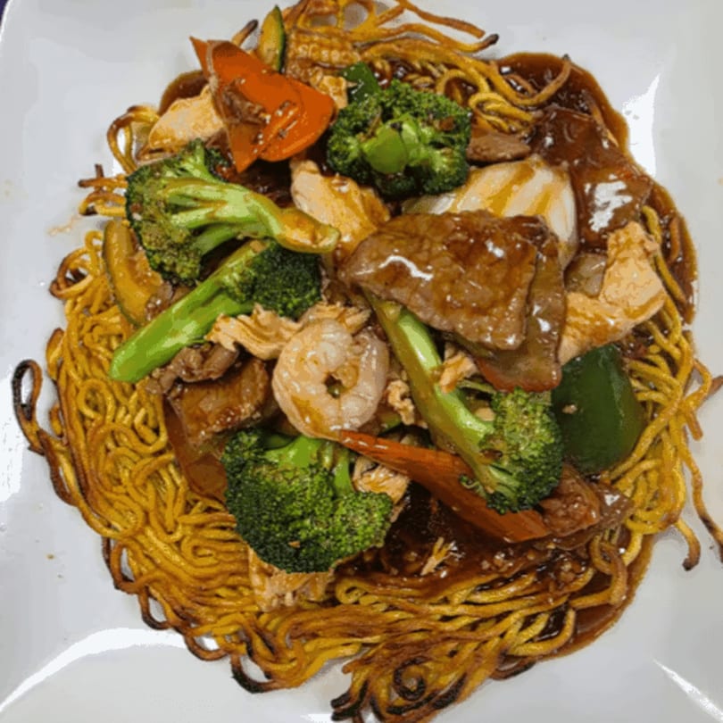China 10's crispy noodles topped with beef, chicken, shrimp, and mixed vegetables in brown sauce.